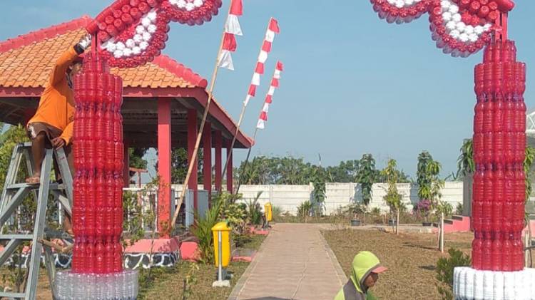 Peringati HUT RI 78 Camat Losarang Sulap Botol Plastik Bekas Jadi