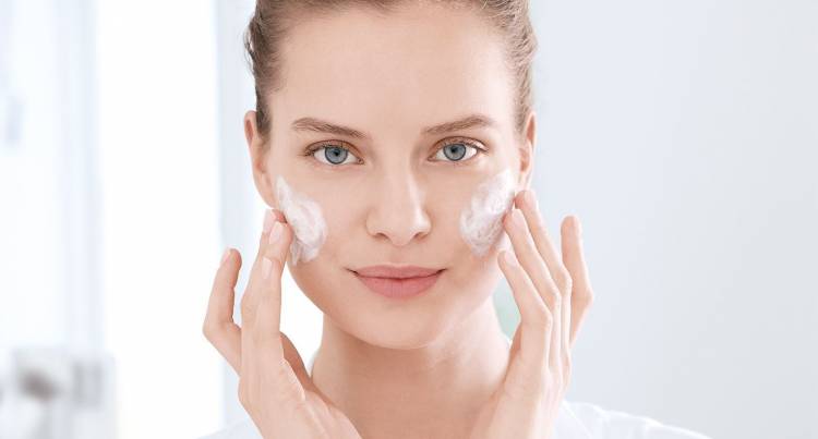 CuplikCom-4-Tips-Merawat-Wajah-Wanita-Agar-Cerah-dan-Bersinar-21012021223149-Eucerin-INT_DermoPure_Article_620-skin-care-routine_header-01.jpg