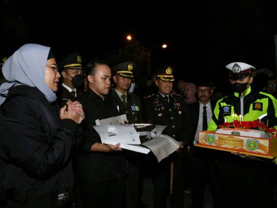 CuplikCom-Apel-Malam-di-Taman-Makam-Pahlawan,-Bupati-Nina-Terima-Kejutan-Spesial-17082022213605-IMG-20220817-WA0017.jpg