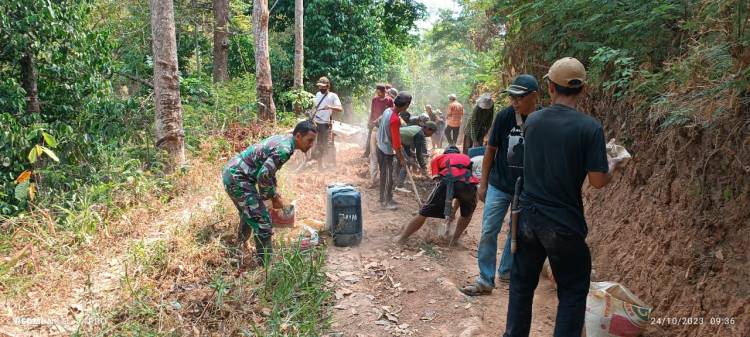 CuplikCom-Babinsa-Kodim-0421LS-Pimpin-Gotong-Royong-Pelebaran-Jalan-Penghubung-Antar-Dusun-12112023193648-IMG-20231112-WA0029.jpg