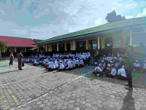 CuplikCom-Babinsa-Koramil-421-03Pnh-Tanamkan-Jiwa-Disiplin-Pada-Murid-murid-SDN-1-Taman-Sari-22012024170151-IMG-20240122-WA0023.jpg