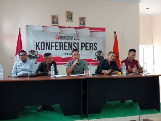 CuplikCom-Bawaslu-Kabupaten-Indramayu-Sampaikan-Temuan-Pelanggaran-selama-Masa-Kampanye-31122023204448-IMG-20231231-WA0016.jpg