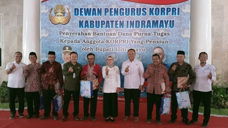 CuplikCom-Bupati-Nina-Agustina-Serahkan-Bantuan-Dana-Purna-Tugas-Anggota-Korpri-Indramayu-26072023183556-IMG-20230726-WA0115.jpg