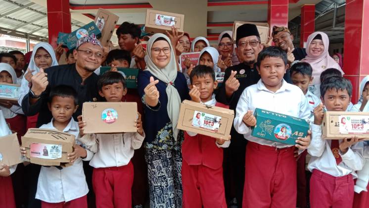 CuplikCom-Bupati-Nina-Beri-Bantuan,-Ratusan-Anak-Sekolah-Sumringah-Dapat-Sepatu-Baru-02072024161105-IMG-20240702-WA0060.jpg