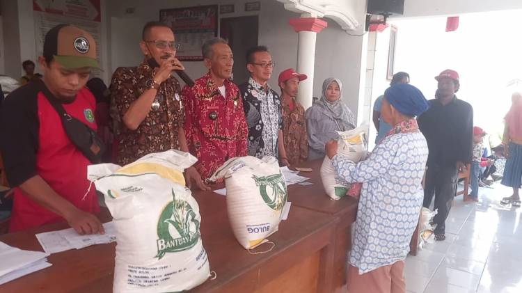 CuplikCom-Camat-Lelea-Turut-Monitoring-Penyaluran-Bantuan-Beras-Pemerintah-21092023202346-WhatsApp_Image_2023-09-21_at_20.20.34.jpeg