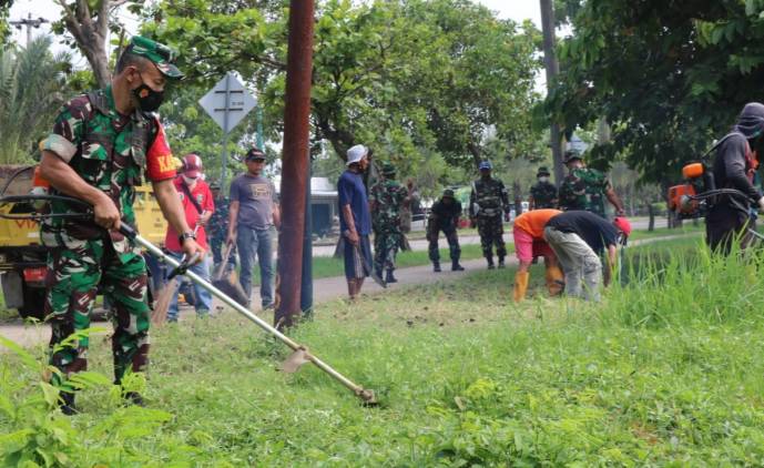 CuplikCom-Cegah-Banjir,-Anggota-Kodim-0616Indramayu-Bersama-Warga-Bersih-bersih-Lingkungan-16122021133629-IMG_20211216_133019.jpg