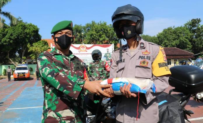 CuplikCom-Di-Masa-Pandemi,-TNI-POLRI-Salurkan-Puluhan-Ton-Beras-Untuk-Masyarakat-Indramayu-13072021201042-IMG_20210713_200206.jpg