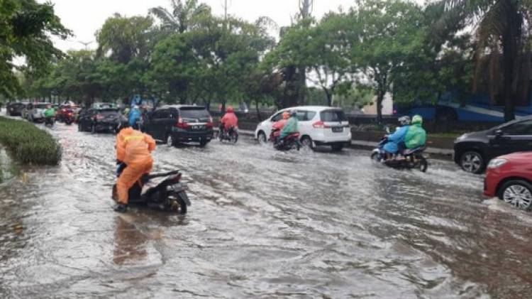 CuplikCom-Diguyur-Hujan-Seharian,-Sejumlah-Wilayah-di-Jakarta-Tergenang-Banjir-07112021193153-genangan-di-jakbar-pada-minggu-711-sore-dok-istimewa-1_169.jpeg