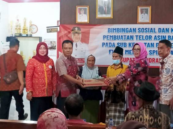 CuplikCom-Dinsos-Indramayu-Latih-Lansia-Produksi-Telur-Asin-13082022230741-IMG-20220813-WA0020.jpg