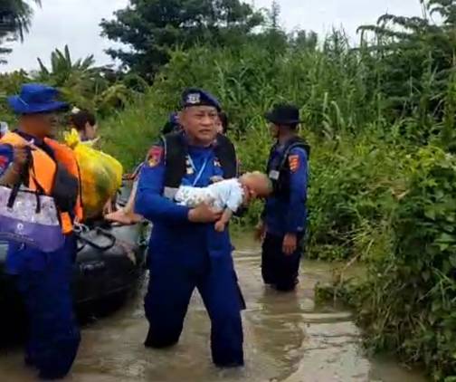 CuplikCom-Gabungan-Polairud-Polda-Lampung-dan-Polres-Lampung-Selatan-Evakuasi-Warga-Terdampak-Banjir-22012025142200-IMG_20250122_142046.jpg