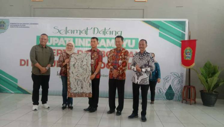 CuplikCom-Gelar-Studi-Banding,-Bupati-Nina-Berikan-Cinderamata-Batik-Complongan-ke-Bupati-Gunungkidul-24112023132237-IMG-20231124-WA0031.jpg