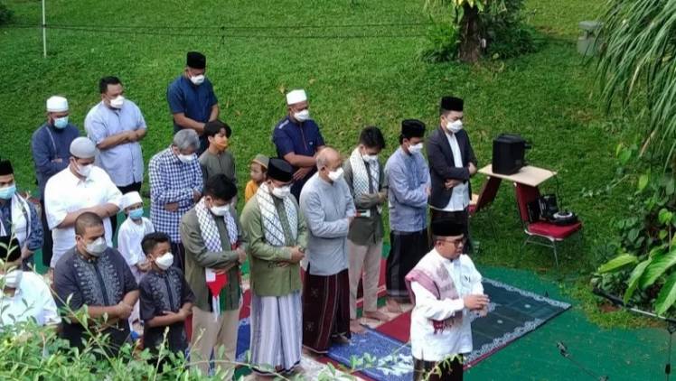 CuplikCom-Gubernur-Anies-Sholat-Idul-Fitri-di-Rumah-Pribadi-dengan-Prokes-Ketat-13052021080915-20210513_080258.jpg