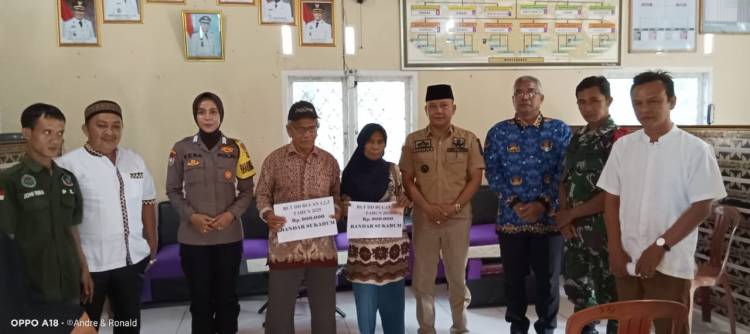 CuplikCom-Jahidin-Kepala-Pekon-Bandar-Sukabumi-Serahkan-Langsung-BLT-DD-Kepada-15-KPM-17032025110124-IMG-20250317-WA0051.jpg