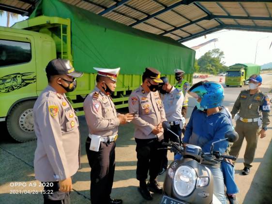 CuplikCom-Jajaran-Polres-Lamsel-Perketat-Operasi-Rutin-Dipintu-Masuk-Pelabuhan-ASDP-Bakauheni-26042021180017-IMG-20210426-WA0031.jpg