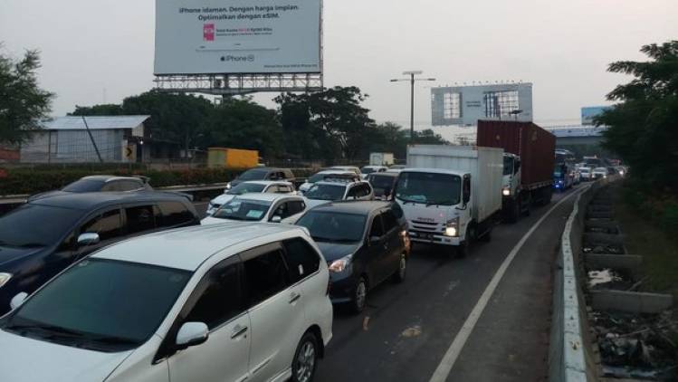 CuplikCom-Jelang-Kedatangan-Rizieq-Shihab,-Akses-ke-Bandara-Soetta-Lumpuh-10112020100641-lalin-di-tol-menuju-bandara-soekarno-hatta-macet-parah_169.jpeg