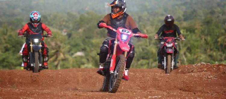 CuplikCom-Jelang-Kejuaraan-Motocross,-Bupati-Lampung-Selatan-Rutin-Latihan-Di-Sirkuit-Way-Ragom-03092022225931-IMG-20220903-WA0008-1-864x380.jpg