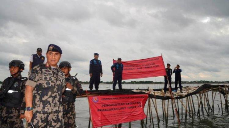 CuplikCom-KKP-Segel-Pagar-30-Km-di-Laut-Tangerang-Yang-Diduga-Untuk-PSN-PIK-2-09012025220651-KKP-segel-pagar-misterius.jpg