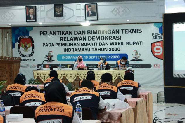 CuplikCom-KPU-Indramayu-Resmi-Lantik-50-Relawan-Demokrasi-Pada-Pilkada-2020-20092020202531-IMG_4388.jpg