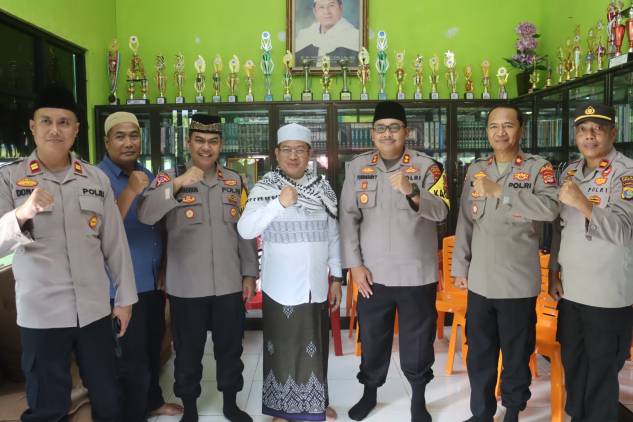 CuplikCom-Kapolres-Lampung-Selatan-Sambangi-Tokoh-Agama-dan-Adat-dalam-Safari-Ramadhan-11032025223952-IMG-20250311-WA0045.jpg