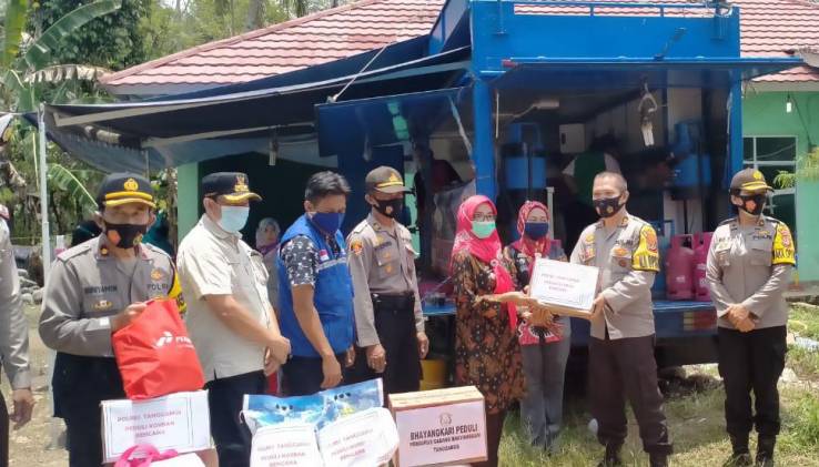 CuplikCom-Kapolres-Tanggamus-Berikan-Bantuan-Bahan-Pokok-dan-Obat-Obatan-di-Semaka-02102020190317-IMG-20201002-WA0067.jpg