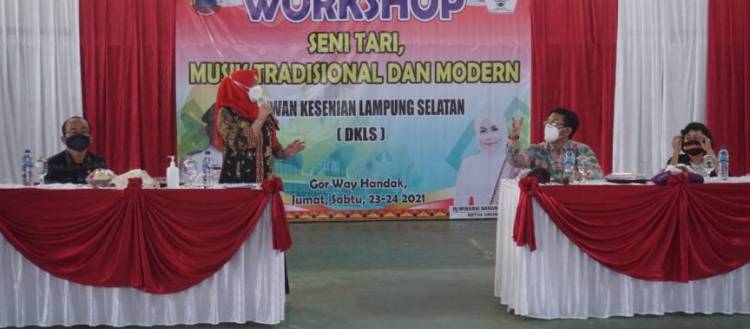 CuplikCom-Ketua-Umum-DKLS-Buka-Workshop-Seni-Tari-dan-Seni-Musik-Kabupaten-Lampung-Selatan-24072021010303-IMG-20210723-WA0013-1-864x380.jpg