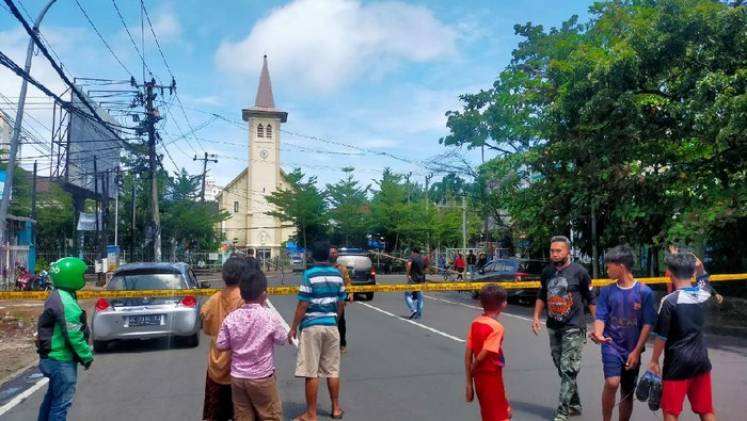 CuplikCom-Kronologi-Ledakan-Bom-Bunuh-Diri-di-Gereja-Katedral-Makassar-28032021122726-ledakan-di-gereja-katedral-makassar-foto-ibnu-munsirdetikcom_169.jpeg