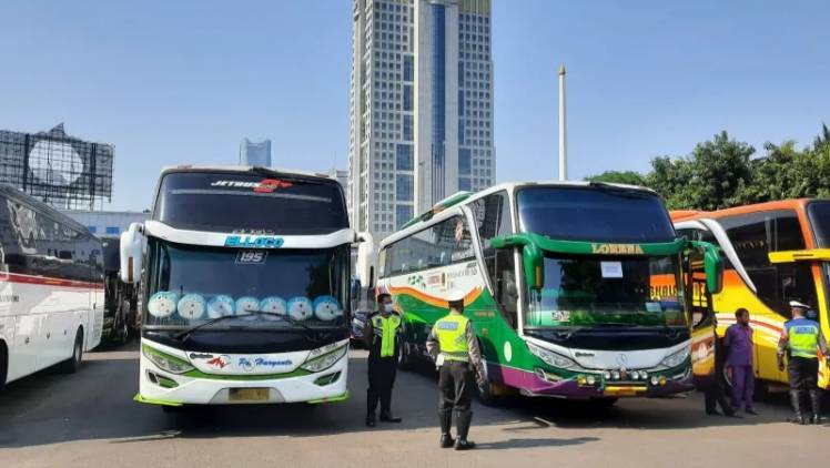 CuplikCom-Langgar-PPKM-Darurat,-36-Bus-AKAP-diamankan-Polisi-17072021122054-20210717_121559.jpg