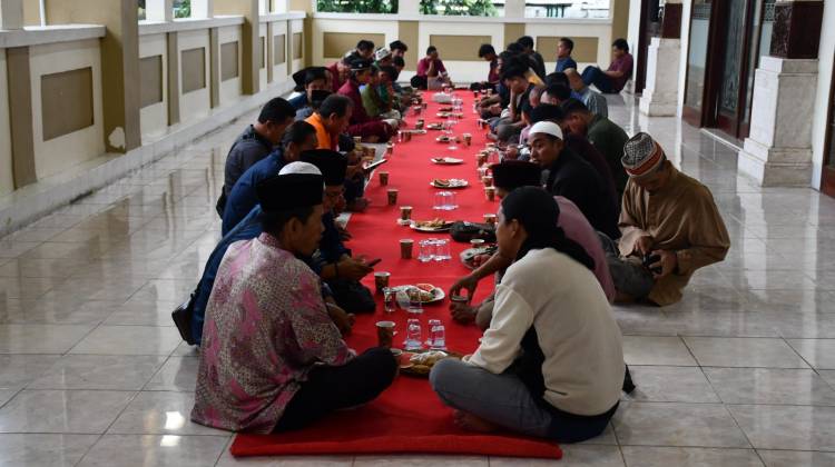 CuplikCom-Masjid-Komplek-Pertamina-RU-VI-Balongan-Kembali-Sediakan-Ifthar-Untuk-Ratusan-Orang-Berbuka-Puasa-14032024222955-IMG-20240314-WA0171.jpg