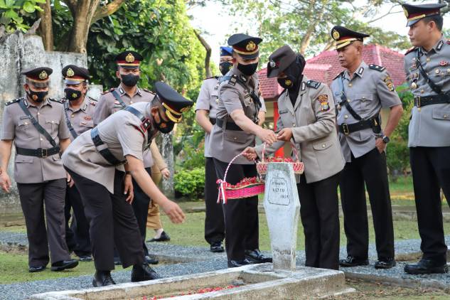 CuplikCom-Menyambut-Hari-Bhayangkara-Ke-76,-Polres-Lamsel-Gelar-Upacara-Tabur-Bunga-di-Makam-Pahlawan-Kusuma-Bangsa-28062022125224-IMG-20220628-WA0007.jpg