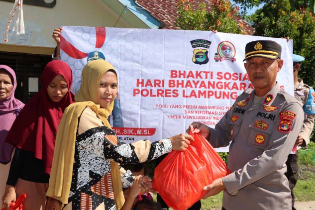 CuplikCom-Menyambut-Hari-Bhayangkara-ke-76-Polres-Lamsel-Gelar-Bakti-Sosial-Membagikan-Sembako-30062022212329-IMG-20220630-WA0024.jpg