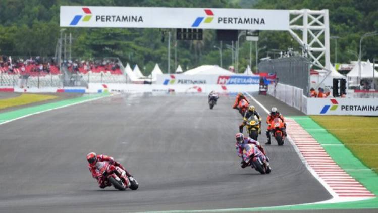 CuplikCom-Miguel-Oliveira-Juara-Ajang-MotoGP-di-Mandalika-2022-20032022160309-fabio-quartararo-rebut-pole-position-di-kualifikasi-motogp-mandalika-2_169.jpeg