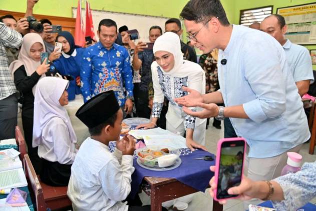 CuplikCom-Murid-SDN-1-Sidorejo-Antusias-Makan-Bergizi-Gratis-Program-Presiden-Prabowo-07022025152003-IMG_20250207_151737.jpg