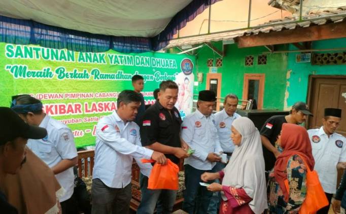 CuplikCom-Ormas-Paskibar-Laskar-Kian-Santang-Bagikan-Santunan-18042024211017-IMG_20240407_121549-768x475.jpg