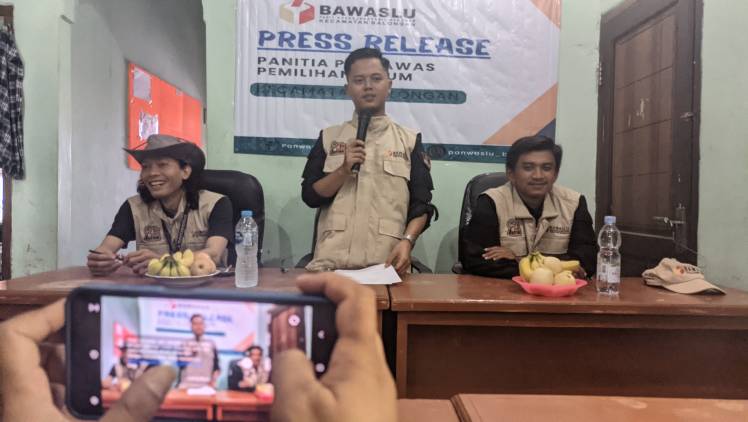 CuplikCom-Panwaslu-Kecamatan-Balongan-Gelar-Press-Release-Tentang-Pengawasan-Logistik-Pemilu-2024-22122023151050-PXL_20231216_114331330.NIGHT.jpg