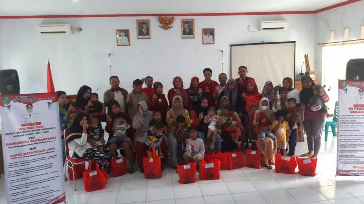 CuplikCom-Pemcam-Kandanghaur-Bagikan-Paket-Bantuan-Pangan-untuk-Pencegahan-Stunting-06032023164331-IMG-20230306-WA0049.jpg