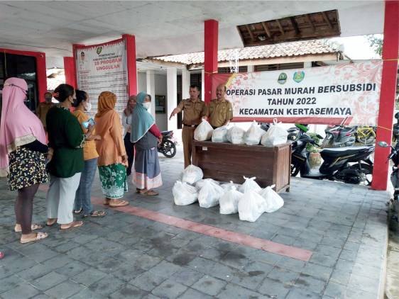 CuplikCom-Pemerintah-Kecamatan-Kertasemaya-Gelar-Pasar-Murah-Bersubsidi-29042022212451-IMG-20220429-WA0007.jpg