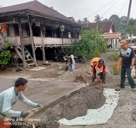 CuplikCom-Pemerintah-Pekon-Rajabasa-Realisasikan-Pembangunan-Jalan-Usaha-Tani-Sepanjang-63-Meter-23052024125136-IMG-20240523-WA0121.jpg