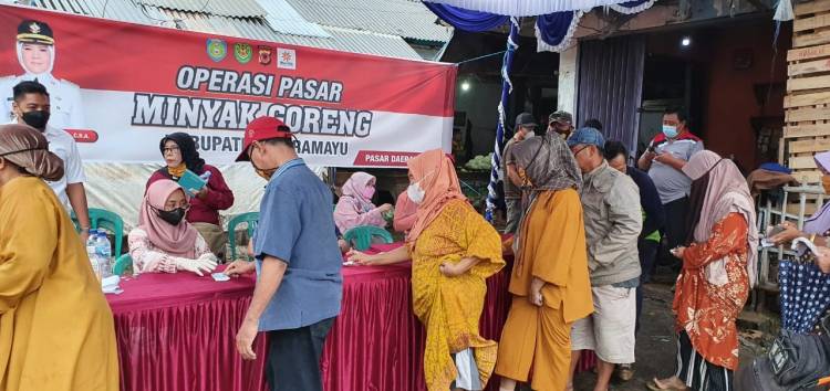 CuplikCom-Pemkab-Indramayu-Gelar-Pasar-Murah-Minyak-Goreng-di-Wilayah-Kecamatan-Patrol-18022022222207-IMG-20220218-WA0025.jpg