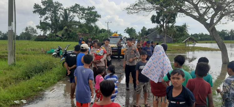 CuplikCom-Polisi-Turun-Ke-Lokasi-di-3-Kecamatan-Terendam-Banjir-27102022195240-IMG-20221027-WA0067.jpg