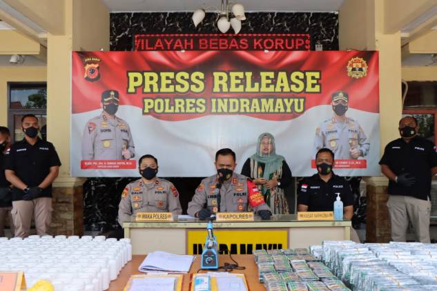 CuplikCom-Polres-Indramayu-Berhasil-Ungkap-Sediaan-Farmasi-Tanpa-Ijin-Edar-dan-Obat-Terlarang-23092021184249-IMG-20210923-WA0031.jpg