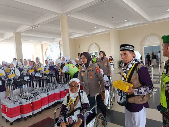 CuplikCom-Polres-Indramayu-Jamin-Keamanan-Keberangkatan-Calon-Jamaah-Haji-Kloter-4-Majalengka-15052024150857-IMG-20240515-WA0070.jpg