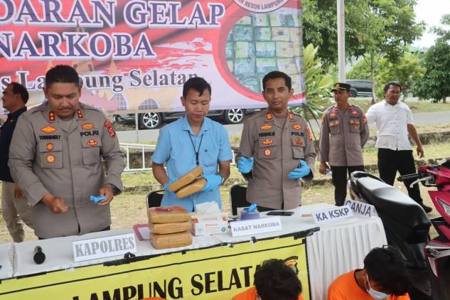 CuplikCom-Polres-Lampung-Selatan-Gagalkan-Penyelundupan-16-Kg-Ganja,-Dua-Tersangka-Ditangkap-30012025210508-IMG-20250130-WA0022.jpg