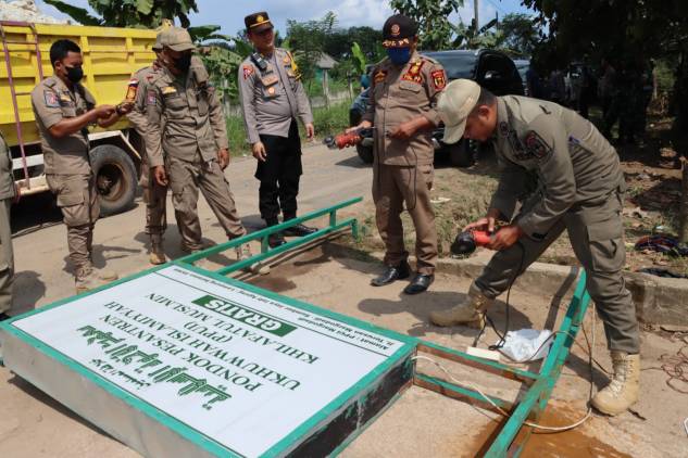 CuplikCom-Polres-Lamsel-Bersama-Tim-Gabungan-Terus-Sterilasasi-Plang-Khilafatul-Muslimin-15062022083632-IMG-20220615-WA0004.jpg