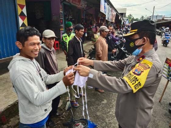 CuplikCom-Polres-Tanggamus-Bersama-Timgab-Operasi-Yustisi-Bagikan-masker-di-Pasar-Kota-Agung-03022021171750-IMG-20210203-WA0043.jpg