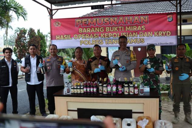 CuplikCom-Polres-Tanggamus-Musnahkan-Ratusan-Miras-dan-Tuak-31122023210437-IMG-20231231-WA0051.jpg