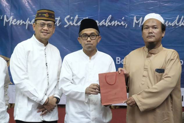 CuplikCom-Ramadan-Berbagi,-Pekerja-Pertamina-RU-VI-Balongan-Salurkan-Donasi-untuk-Santri-03042024171146-IMG-20240403-WA0014.jpg