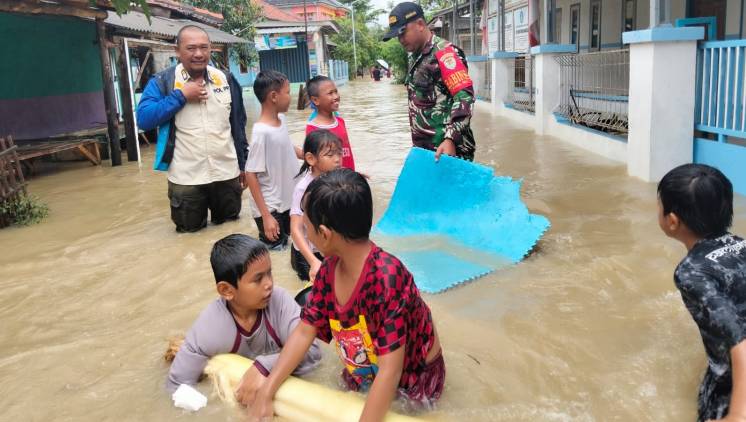 CuplikCom-Respon-Cepat,-PT-PLN-Nusantara-Power-Bantu-Korban-Banjir-di-Sumuradem-07022025175140-WhatsApp_Imsfdfsdf46435674574711.jpg