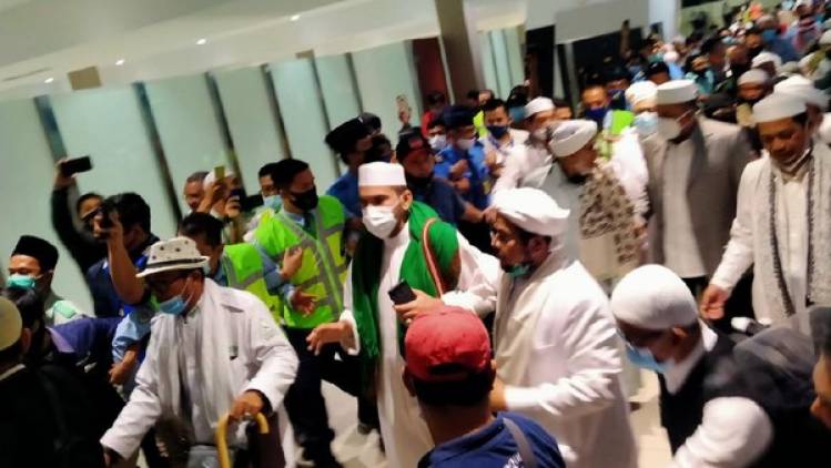 CuplikCom-Rizeq-Shihab-Sapa-Pendukungnya-Saat-Tiba-di-Indonesia-10112020103933-habib-rizieq-tiba-di-terminal-3-bandara-soekarno-hatta_169.jpeg