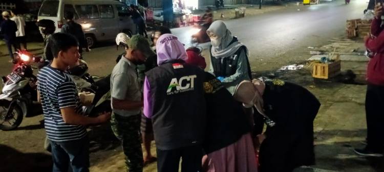 CuplikCom-Ronda-Malam,-ACT-Bandar-Lampung-Keliling-kota-bagikan-Paket-Makanan-ke-Pekerja-Informal-20112021160839-IMG-20211120-WA0015.jpg