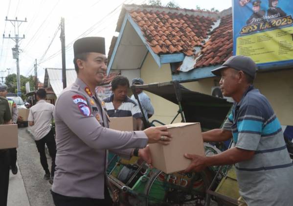 CuplikCom-Sambil-Patroli,-Polres-Kota-Tegal-Bagi-Sembako-ke-Warga-11032025141125-IMG-20250311-WA0026.jpg